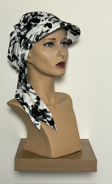 Charly muts met klep en zwart / wit print VC71
