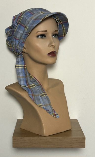 Charly muts met klep en knoop blauw ruit VC94