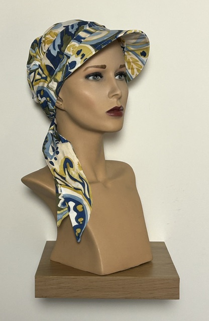 Charly muts met klep en knoop blauw / geel print VC93